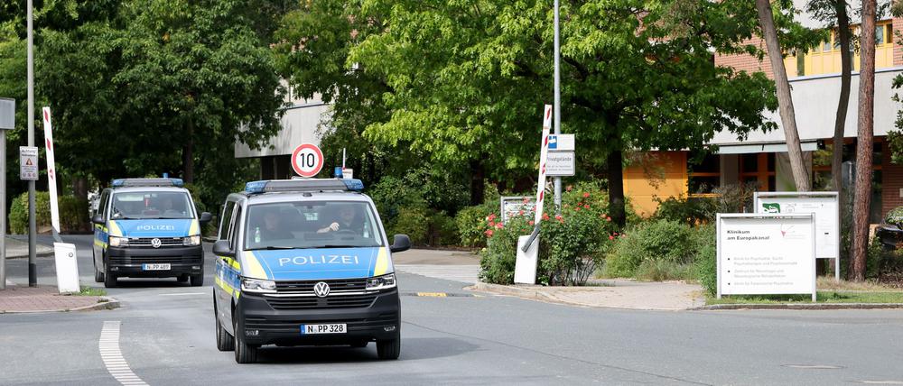 Der Mann soll sich noch während seines Ausgangs ins Ausland abgesetzt haben. Seit Sonntag ist er wieder in der Forensischen Psychiatrie in Erlangen untergebracht. 