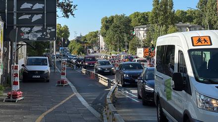 An der Elsenbrücke reicht der Stau bis zum Parkcenter.