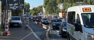 An der Elsenbrücke reicht der Stau bis zum Parkcenter.