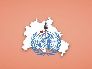 Das Logo der Weltgesundheitsorganisation WHO vor den Umrissen Berlins und dem Fernsehturm.