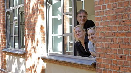 Eléa, Kathi und Ludovic Fourest (v.l.) geben in ihrem Langzeitprojekt Tanzparcours Bewegungsimpulse über Generationen hinweg.