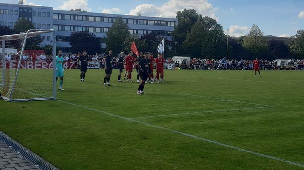 Sparta Lichtenberg (rote Trikots) gewann das Derby. 