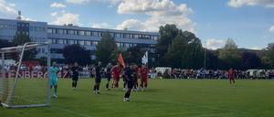 Sparta Lichtenberg (rote Trikots) gewann das Derby. 
