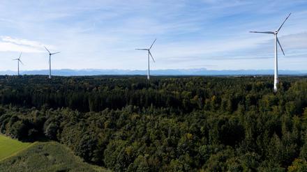 Windräder sind während der Vorstellung von einem Pilotprojekt für die Begrünung von Windenergiestandorten zu sehen. In dem Projekt an zwei Windenergieanlagen soll die Möglichkeit zur Begrünung und ökologischen Aufwertung von Windenergiestandorten im Wald gezeigt werden.
