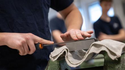 Brandenburgs Wirtschaftsminister Daniel Keller (SPD) ruft Azubis aus Berlin dazu auf, im Nachbarland eine Ausbildung zu machen (Archivbild).