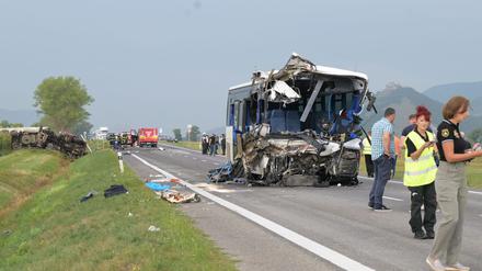 Beim Zusammenstoß eines Lastautos mit einem Linienbus wurde der Vorderteil des Busses zertrümmert, der Busfahrer starb im Krankenhaus.