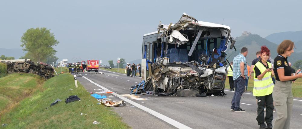 Beim Zusammenstoß eines Lastautos mit einem Linienbus wurde der Vorderteil des Busses zertrümmert, der Busfahrer starb im Krankenhaus.