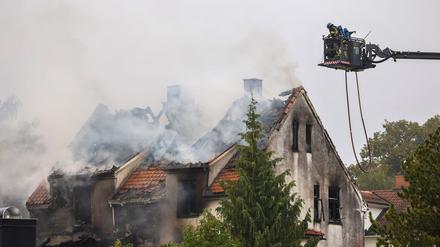 Nach einem Brand in einem Haus sind vier Frauen tot aufgefunden worden.