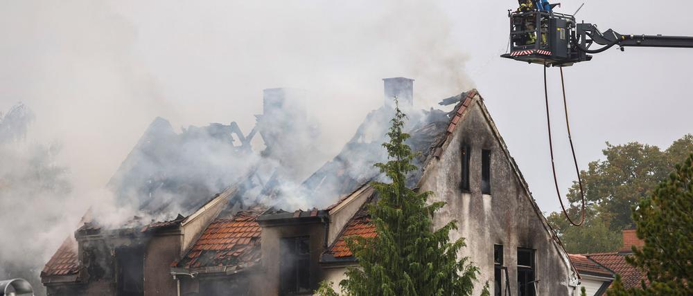 Nach einem Brand in einem Haus sind vier Frauen tot aufgefunden worden.
