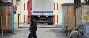 Ein Mann geht am Eingang des Lefortovo-Gefängnisses vorbei. Wegen angeblicher Spionage für die USA hat ein Gericht in Moskau gegen einen auch zu Russlands Krieg gegen die Ukraine recherchierenden Journalisten Haftbefehl erlassen. 