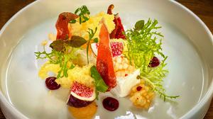 Cantaloupe-Melonen-Sponge mit Ziegenkäsemousse, Varianten von Feige und getrocknetem spanischen Schinken.