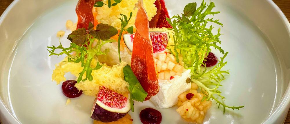 Cantaloupe-Melonen-Sponge mit Ziegenkäsemousse, Varianten von Feige und getrocknetem spanischen Schinken.
