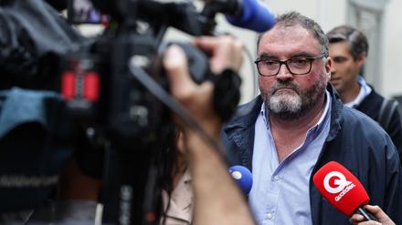 Der ehemalige französische Anästhesist Frederic Pechier spricht am Tag der Eröffnung seines Prozesses, bei seiner Ankunft im Gerichtsgebäude von Besancon im Nordosten Frankreichs zur Presse.