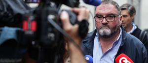 Der ehemalige französische Anästhesist Frederic Pechier spricht am Tag der Eröffnung seines Prozesses, bei seiner Ankunft im Gerichtsgebäude von Besancon im Nordosten Frankreichs zur Presse.