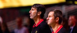 Álex Mumbrú (links) tauscht Rollen mit seinem Assistenten Alan Ibrahimagic.