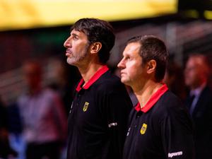 Álex Mumbrú (links) tauscht Rollen mit seinem Assistenten Alan Ibrahimagic.