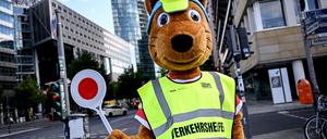 Mit dem Schulanfang steigt auch der Verkehr in der Stadt. Die Berliner Verkehrswacht möchte mit Maskottchen Emil Eichhörnchen auf die Gefahren im Straßenverkehr hinweisen.