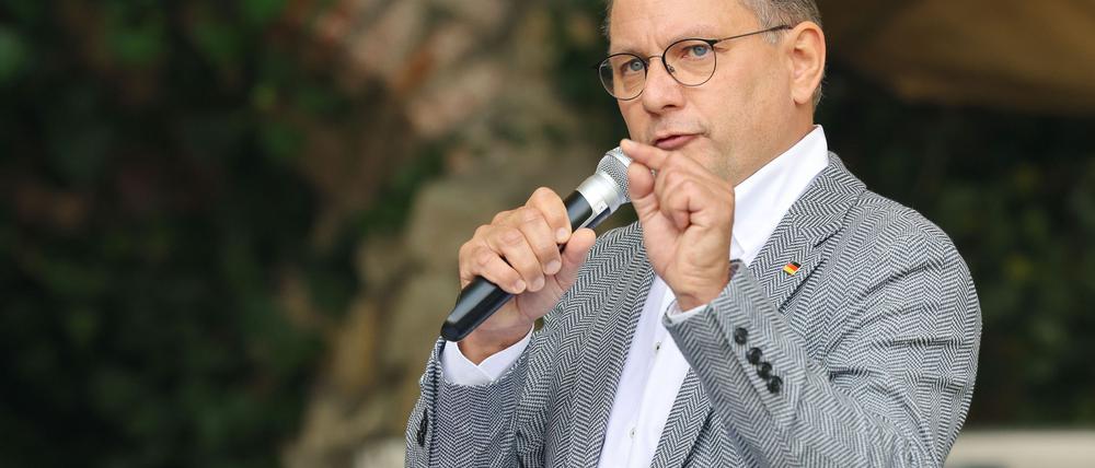 Tino Chrupalla, Vorsitzender der AfD-Bundestagsfraktion, steht beim politischen Frühschoppen auf dem Volksfest Gillamoos im Schlossgarten auf der Bühne der AfD.