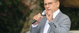 Tino Chrupalla, Vorsitzender der AfD-Bundestagsfraktion, steht beim politischen Frühschoppen auf dem Volksfest Gillamoos im Schlossgarten auf der Bühne der AfD. 