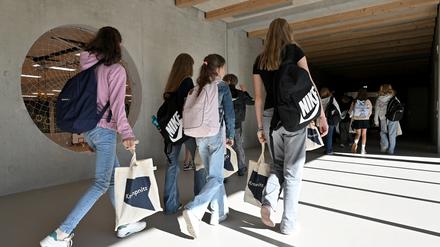 Die Schülerinnen und Schüler des Nord-Gymnasiums sind das erste Mal auf dem Weg zu ihren Klassenräumen.