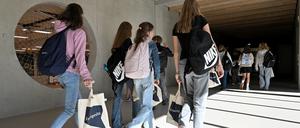 Die Schülerinnen und Schüler des Nord-Gymnasiums sind das erste Mal auf dem Weg zu ihren Klassenräumen.