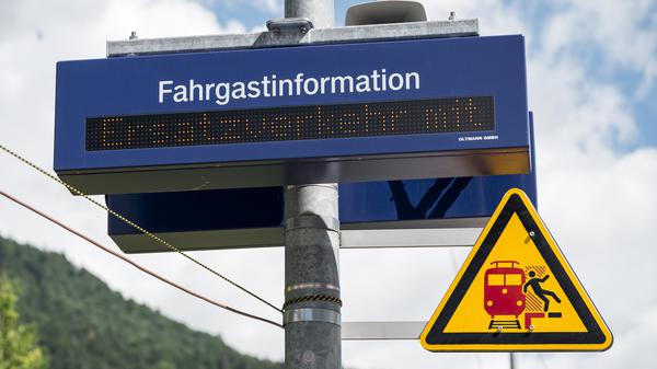 Eine Anzeigentafel der Deutschen Bahn zeigt Informationen zum Schienenersatzverkehr. (Symbolbild)