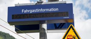 Eine Anzeigentafel der Deutschen Bahn zeigt Informationen zum Schienenersatzverkehr. (Symbolbild)