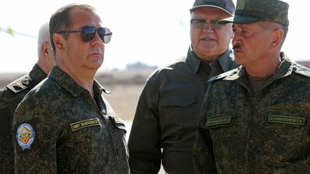 Ex-Kremlchef Medwedew bei einem Militärbesuch. (Archivbild)