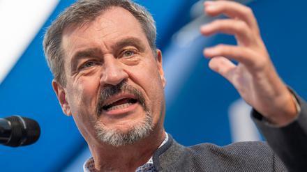 Markus Söder (CSU), Ministerpräsident von Bayern, steht beim Politischen Frühschoppen Gillamoos auf der Bühne.