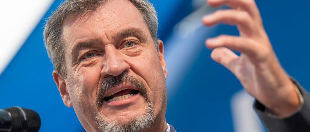 Markus Söder (CSU), Ministerpräsident von Bayern, steht beim Politischen Frühschoppen Gillamoos auf der Bühne.
