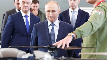 Andrej Beloussow und der russische Präsident Wladimir Putin besuchen in St. Petersburg das STTs Special Technology Centre, wo Drohnen und Waffen weiterentwickelt werden.