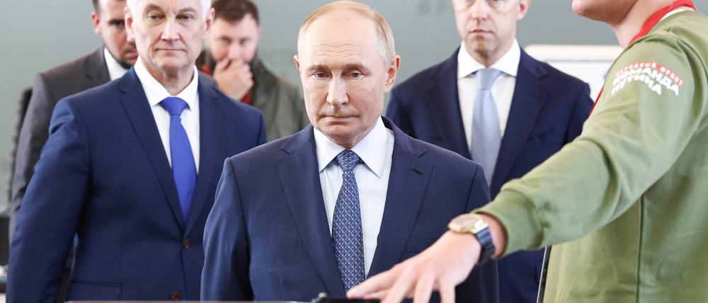 Andrej Beloussow und der russische Präsident Wladimir Putin besuchen in St. Petersburg das STTs Special Technology Centre, wo Drohnen und Waffen weiterentwickelt werden.