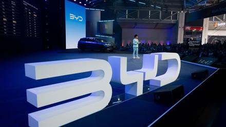Der chinesische Autobauer BYD tritt auf der IAA voller Selbstbewusstsein auf.