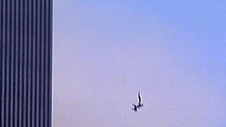 Ein Mensch stürzt sich am 11. September 2001 aus einem der brennenden Türme des World Trade Centers in New York City. 