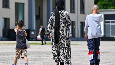 In Deutschland wohnen viele Asylbewerber länger als sie eigentlich müssten in staatlichen Unterkünften, weil sie Schwierigkeiten haben, eine Wohnung zu finden. (Archivbild)