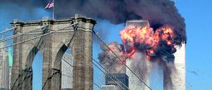 Beide Türme des World Trade Centers brennen. Wenig später stürzen sie ein. 