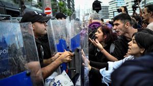 Mehrere Hundert Menschen demonstrierten am Montag vor der Zentrale der Opposition in Istanbul.