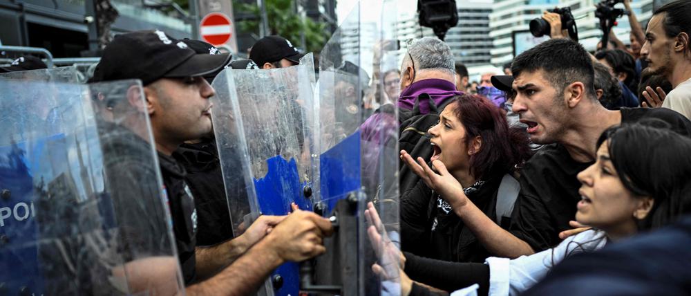 Mehrere Hundert Menschen demonstrierten am Montag vor der Zentrale der Opposition in Istanbul.