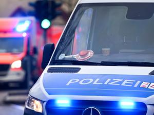 Polizei und Feuerwehr wurden in der Nacht zu Bränden auf einem Firmenparkplatz gerufen. (Symbolbild)
