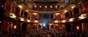 Menschen sitzen im Berliner Ensemble bei der Solidaritätsveranstaltung „Frau Leben Freiheit“. Im Berliner Ensemble lesen Schauspielerinnen Texte aus und über den Iran aus verschiedenen Epochen und solidarisieren sich so mit den Protestierenden im Iran. +++ dpa-Bildfunk +++