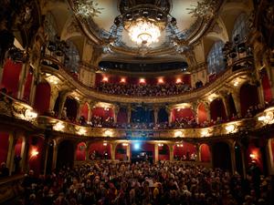 Menschen sitzen im Berliner Ensemble bei der Solidaritätsveranstaltung „Frau Leben Freiheit“. Im Berliner Ensemble lesen Schauspielerinnen Texte aus und über den Iran aus verschiedenen Epochen und solidarisieren sich so mit den Protestierenden im Iran. +++ dpa-Bildfunk +++