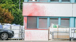 Rote Farbe ist an einem Gebäude des israelischen Rüstungsunternehmens Elbit in Ulm zu sehen.