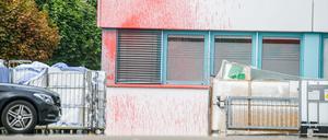 Rote Farbe ist an einem Gebäude des israelischen Rüstungsunternehmens Elbit in Ulm zu sehen.