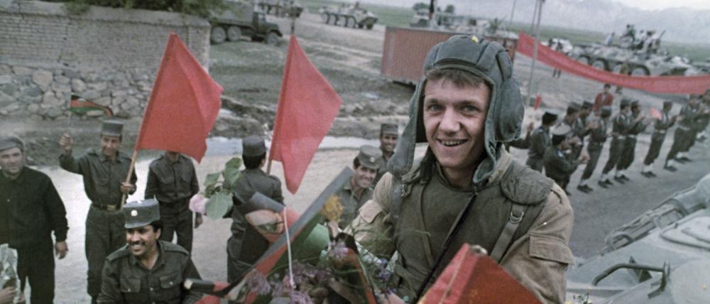 Der aus Moskau stammende 21jährige Soldat Eugene Serge freut sich am 15.05.1988 über das Ende seines Einsatzes.  An diesem Tag begann der sowjetischeTruppenabzug. Am 27. Dezember 1979 marschierten sowjetische Truppen nach Afghanistan ein, um die Position der kommunistischen Regierung in Kabul zu sichern, die 1978 mit Hilfe Moskaus an die Macht gekommen und auf bewaffneten Widerstand der konservativen islamischen Bevölkerung gestoßen war. Gegen die hochmotivierten afghanischen Guerilla-Krieger konnte jedoch auch die Militärmaschinerie Moskaus nichts ausrichten, sie erlebte eine verlustreiche Niederlage. Gemäß dem Genfer Afghanistan-Abkommen vom April 1988 wurden bis zum 15. Februar 1989 alle sowjetischen Truppen aus dem Land abgezogen.