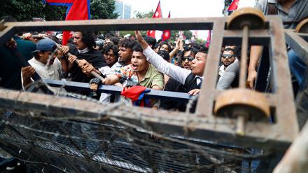 Demonstranten protestierten gegen Korruption und die Abschaltung der sozialen Medien durch die Regierung Nepals.