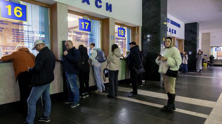 Ukrainer am Ticketschalter am Hauptbahnhof in Kiew.