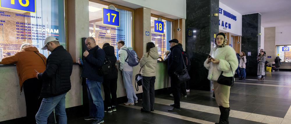 Ukrainer am Ticketschalter am Hauptbahnhof in Kiew