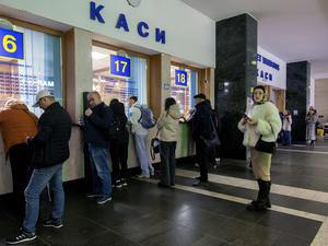 Ukrainer am Ticketschalter am Hauptbahnhof in Kiew.