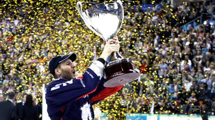 Der heutige Co-Trainer André Rankel führte die Eisbären 2013 als Kapitän zum Triple.