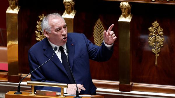 Der französische Premierminister Francois Bayrou spricht vor einer Vertrauensabstimmung in der Nationalversammlung.